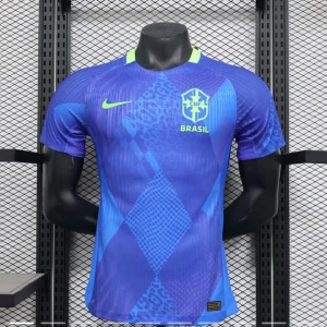 Blå Brasilien fotbollströja Nike - Säljer en blå Brasilien fotbollströja från Nike med korta ärmar. Tröjan har ett coolt geometriskt mönster och detaljer i neon-gult, inklusive Nike-loggan och Brasilien-emblemet. Perfekt för dig som vill sticka ut på planen eller på läktaren.