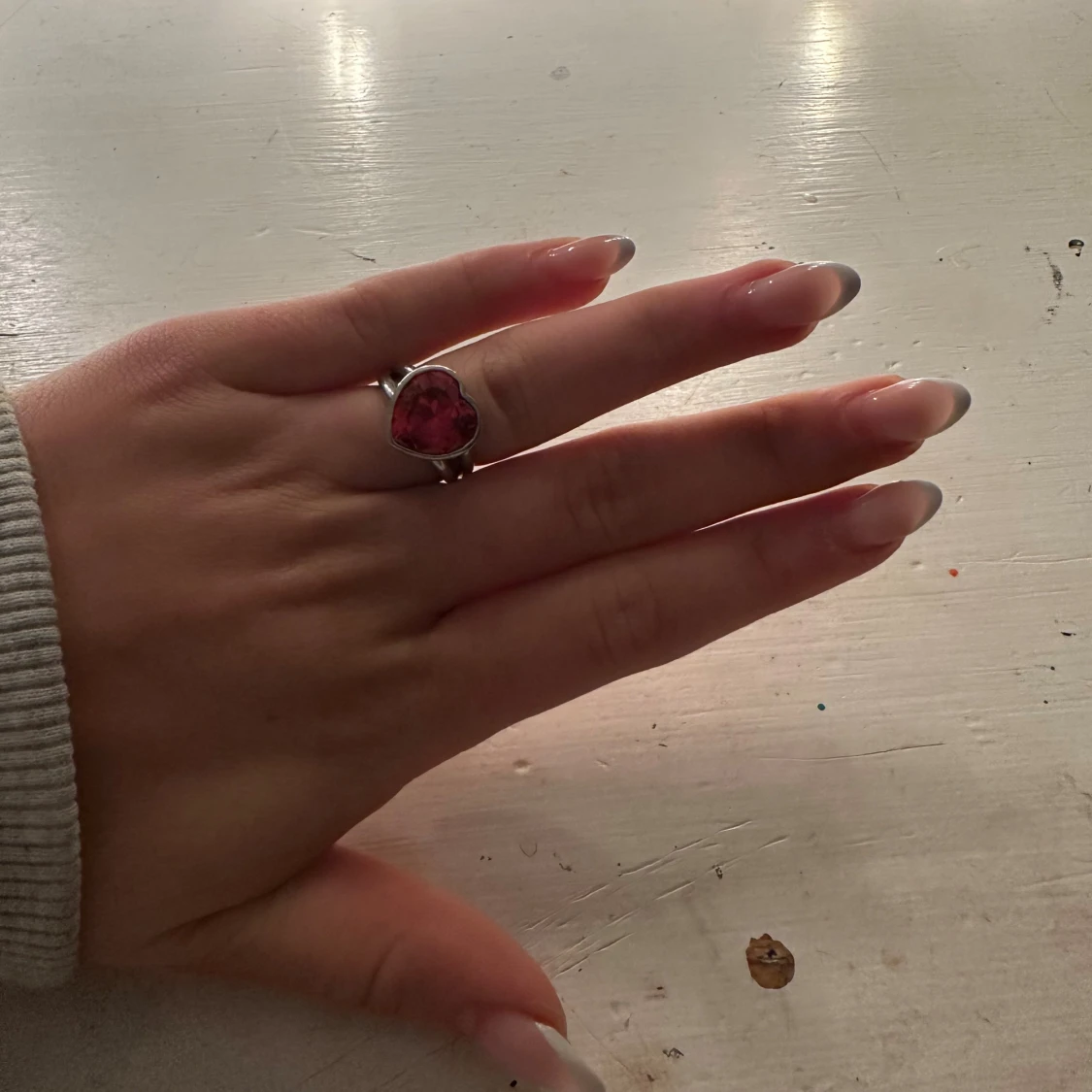 Silverring med röd hjärtformad sten - 1