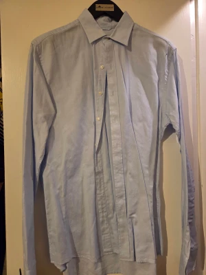 John Henric skjorta - Säljes en sparsamt använda skjorta i strl 41 från John Henric. Se gärna andra annonser i min profil :)