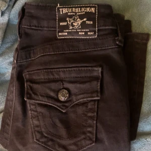 True Religion Becca Bootcut Jeans Svart - Svarta jeans från True Religion, modell Becca med bootcut och midwaist. Använt fåtal gånger. Skriv när mer bilder!!!!