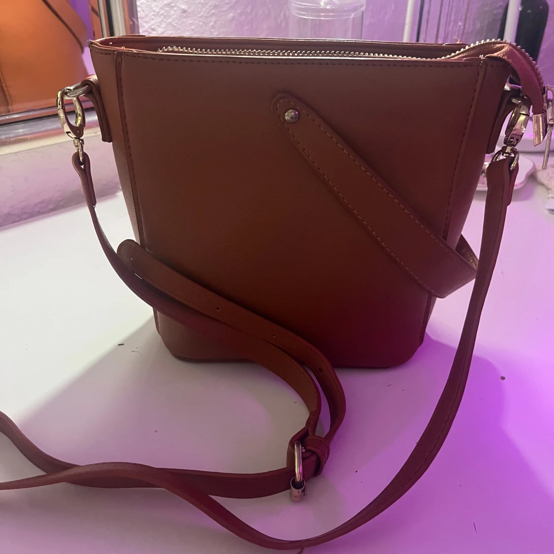 Brun axelväska i skinnimitation - 1