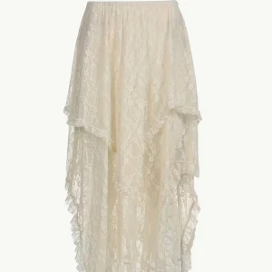 Vit långkjol i spets med volanger - Säljer en vit långkjol i spets med romantiska volanger och asymmetrisk form. Kjolen är transparent och har ett blommigt spetsmönster som ger en dreamy vibe. Kjolen är 84 cm lång.