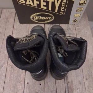 Svarta Grisport kängor med snörning - Grymma svarta kängor från Grisport med robust snörning och slitstark Cordura-tyg. Skorna har detaljer i skinn och syntet, grov platt sula och märkning med Sympatex för extra skydd. Perfekta för dig som vill ha både stil och funktion på fötterna. Ny pris 2300 kr