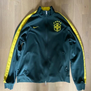 Nike Brasil 2014 ziptröja grön/gul - Brasilien träningsjacka från vm 2014. Väldigt bra skick men tyvärr för liten för mig - hör av dig vid frågor eller för fler bilder!