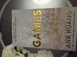 Twisted Games - En spännande och romantisk bok av Ana Huang, perfekt för dig som gillar intensiva känslor och oväntade vändningar. Med ett lyxigt omslag och lockande tagline är detta en bok som fångar dig direkt. Passar unga vuxna som älskar romantik och drama.