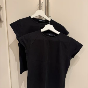 Svart t-shirt från Hanes i bomull - Säljer två stycken klassiska svarta t-shirts från Hanes. Skulle säga att de är små i storleken, så stämmer inte riktigt med L som det står i själva plagget.