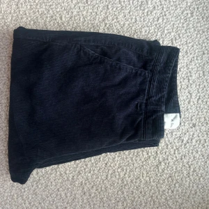 Mörkblåa manchesterbyxor från A Day's March - Mörkblåa manchesterbyxor från A Day's March med raka ben och klassisk passform.  Modellen heter ”Redwood Corduroy Trousers”, NYPRIS: 1395 kr. Går att buda!!