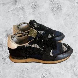 Valentino rockrunners - Äkta || riktigt snygga och perfekt nu när de börjar vi kallt ute! || skorna har en deffekt som man ser på bild 4a, men har täckts över med skydd. Sen är även den vita delen där bak i tappat lite färg || vill du ha fler bilder eller har frågor kan du skriva 😊🙌