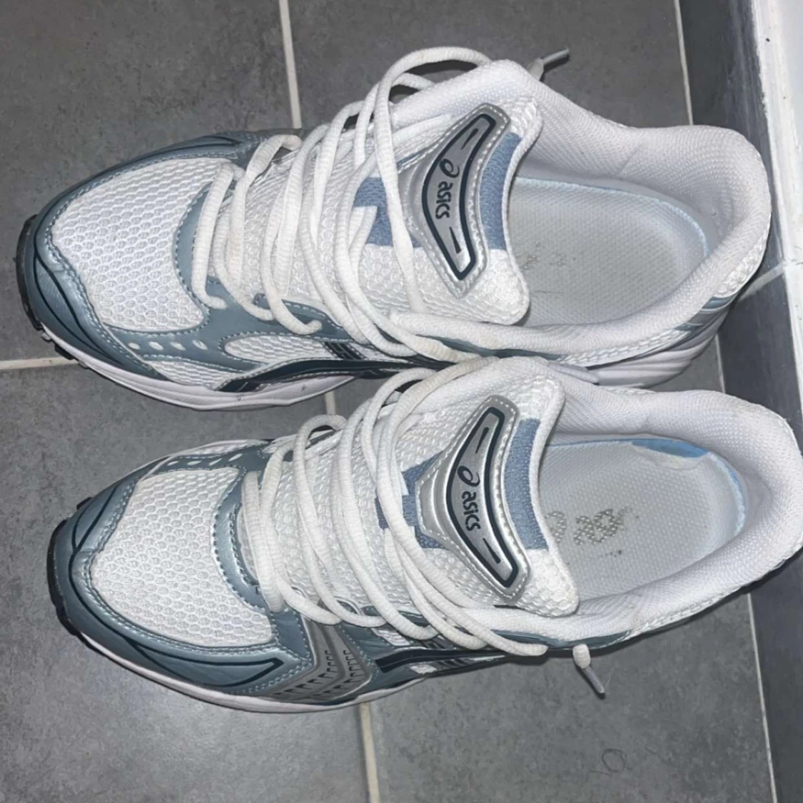 Vita och grå Asics sneakers - 2