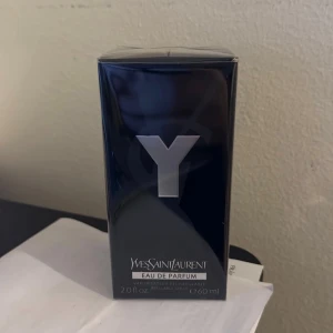 Yves Saint Laurent Y Eau de Parfum - Stilren parfym från YSL med 60 ml volym. Ingredienser: alkohol, parfym, vatten, limonene, butyl methoxydibenzoylmethane, citral, citronellol, alpha-isomethylionone, geraniol, färgämnen. Tillverkad i Frankrike. Perfekt för dig som vill sticka ut.
