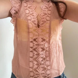 Blus med spets detaljer - Jättefin blus från H&M, använd 1 gång 