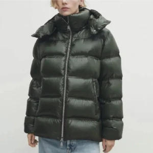 SÖKER Massimo dutti jacka - SKÖKER denna massimo dutti jacka i xs antingen grön eller svart. Kontakta gärna om du säljer för under 2000