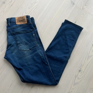 Replay Anbass - Feta mörkblå Replay Anbass jeans! W31 L34 i väldigt bra skick. Hör av er vid frågor!