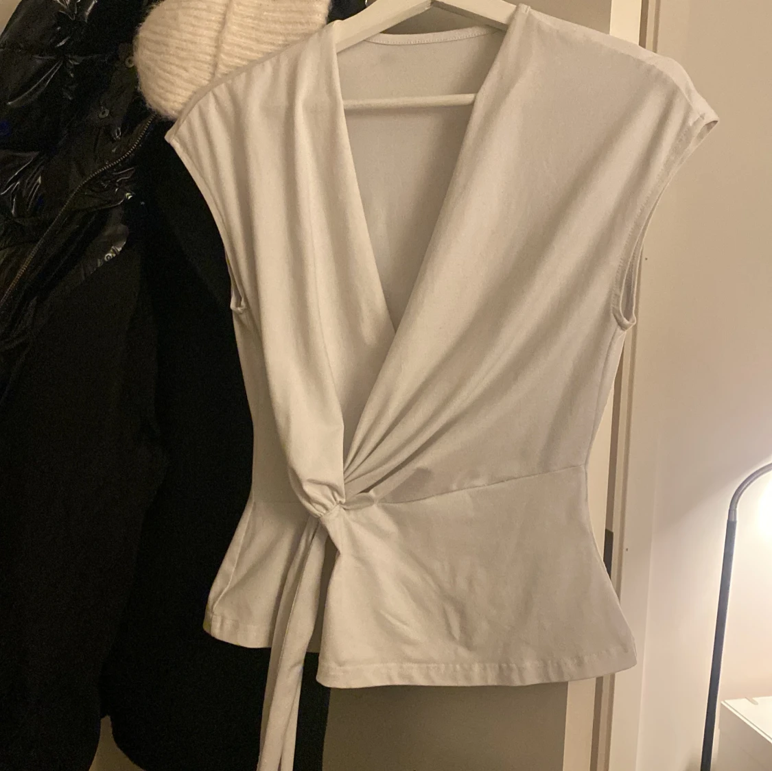 Vit omlottopp med knyt i midjan - 1