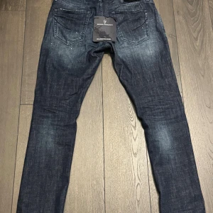 Handpicked jeans limited edition  - Handpicked jeans från Italien som är sjukt snygga o sticker ut i mängden de är limiter edition och finns inte jätte många av dem. Ny pris av dessa är 3700kr och är nya används knappt 3 gånger tags och allt medföljer. De är storlek 34 vilket passar 180 till 185.
