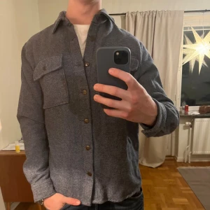 Blå Dobber Overshirt  - Säljer denna sjukt snygga Overshirten från Dobber⭐️ Färgen är blå och storleken är M✅ Den har inga defekter och skicket är utomordentligt🙌🤝 Sjukt najs passform och passar perfekt till hösten🍁🙌 Tveka inte på att höra av er dig vid minsta fråga eller fundering😊