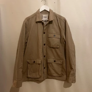 Beige Dobber Fieldjacka  - Säljer denna sjukt snygga Fieldjacka från Dobber⭐️ Färgen är beige och storleken är L✅ Den har inga defekter och skicket är utomordentligt🙌🤝 Sjukt najs passform och passar perfekt till hösten🍁🙌 Tveka inte på att höra av er dig vid minsta fråga eller fundering😊