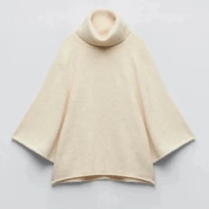 Beige polotröja med vida ärmar - Supermysig beige polotröja från Zara med bred krage och riktigt vida ärmar. Tröjan är stickad i mjukt material och har en loose passform som ger en chill och avslappnad vibe. Perfekt att slänga på över jeans eller leggings för en enkel och snygg look.