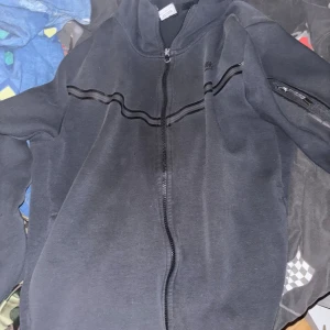 Säljer en svart Nike tech - Hej säljer min svarta Nike tech hoodie, storlek L jag kan mäta längden o armar om nån är intresserad, den är ganska stor o lång för mig därför så säljer jag den, jättebra skick inga hål eller märken. Köpte den för ungefär ett halvår sen