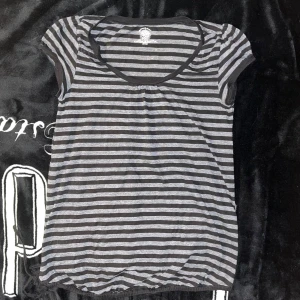 Babydoll topp - Randig babydoll topp med knytning längst ner. Storlek 34/36 och är i mycket bra skick! 