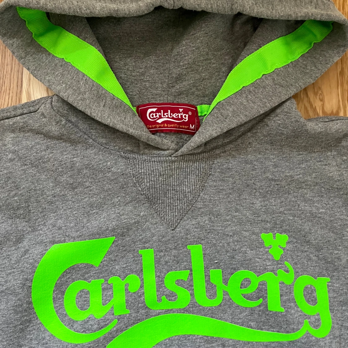 Grå Carlsberg hoodie med neontryck - 1