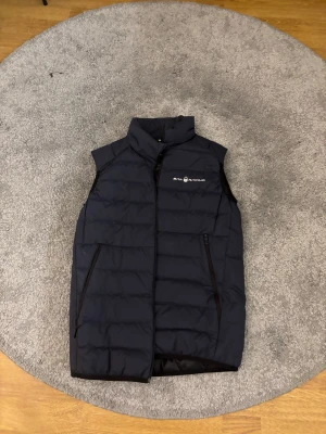 Sailracing väst Barn  - Säljer denna fina Sailracing väst som är i barn storlek inga defekter eller hål perfekt till hösten eller våren 