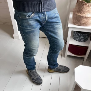 Denim and supply Ralph Lauren jeans  - Denim and supply Ralph Lauren jeans,personlig favorit bland alla jeans. Riktigt snygga med skön wash, modellen är 180 cm 75 kg och bär 30/32. Inga defekter, mått A: 40 cm, B:99 cm 