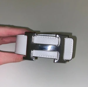 Vit H bälte  - Riktigt bra kvalité, helt nytt, inga diffekter 