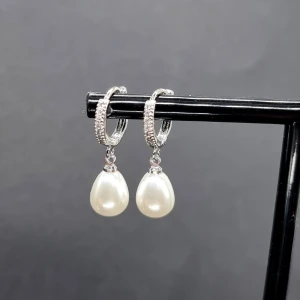 Handgjorda örhängen  - Handgjorda örhängen med pärldroppar.  Material-rostfritt stål 