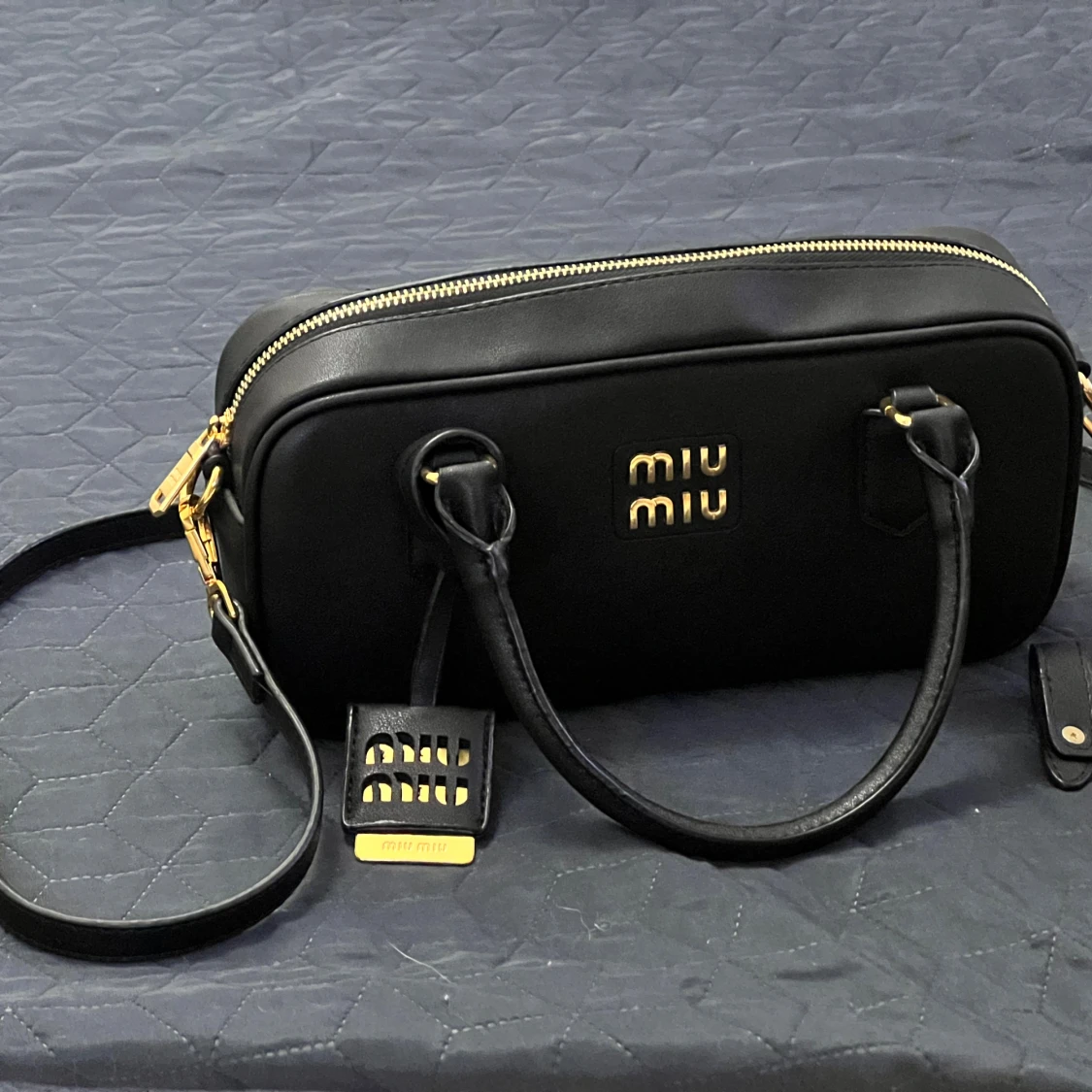 Svart axelväska från Miu Miu i skinn