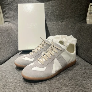 maison margiela gats - Säljer ett par gats I storlek 45 men passar 44!använda två gånger allt på bilderna ingår! Hör av er vid minsta fråga