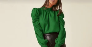 Grön blus med puffärm och rosett - Oanvänd grön blus med puffiga långärmar. Blusen har hög hals och en stor rosett i nacken som knyts. Materialet är mjukt och har ett elegant fall. Perfekt för dig som vill sticka ut med färg. 