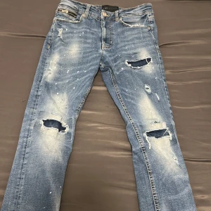 Blå jeans Supply & Demand - Säljer denna blåa supply and demand jeans för endast 300kr