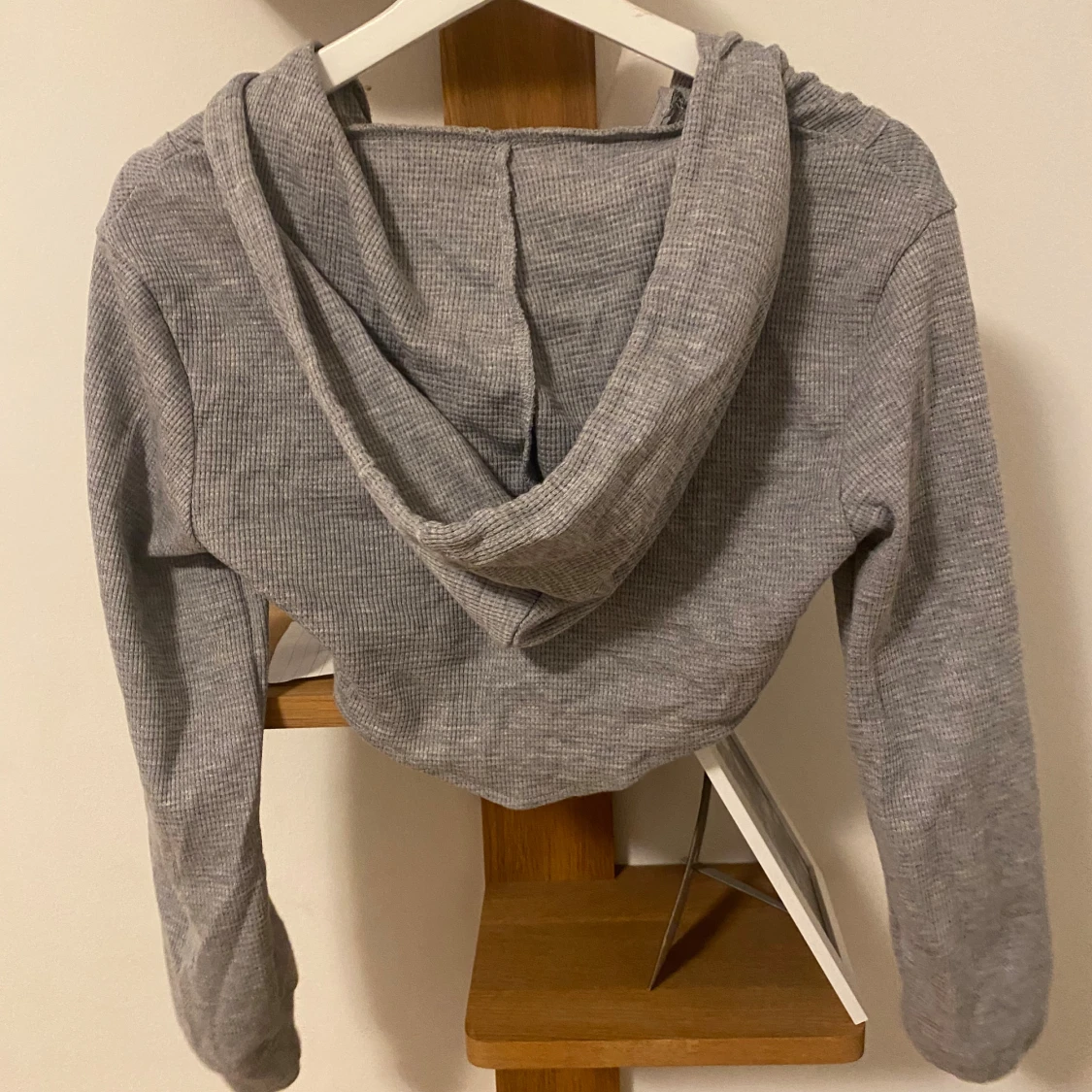 Grå croppad hoodie från SHEIN - 1