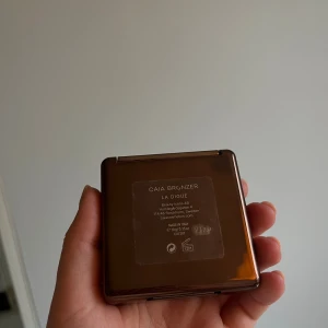 CAIA Bronzer La Digue - Säljer en CAIA Bronzer i nyansen La Digue.
