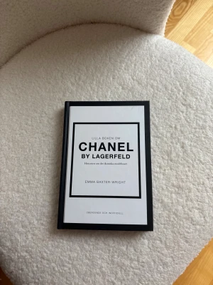 Lilla boken om Chanel by Lagerfeld - Aldrig ens öppnad, fick 2 st i inflyttningspresent så säljer denna nu. Ser helt ny ut. 