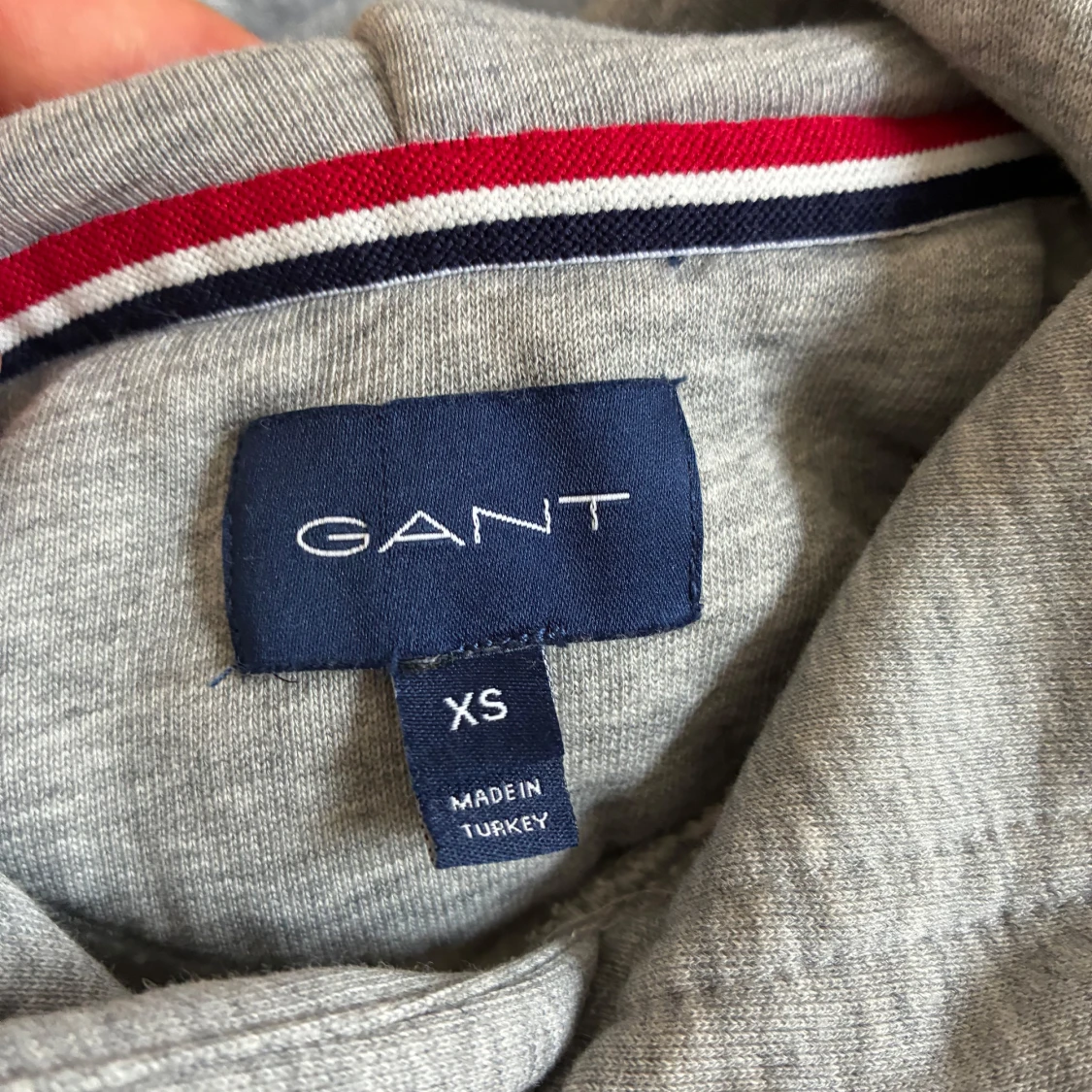 Grå hoodie från GANT  - 2