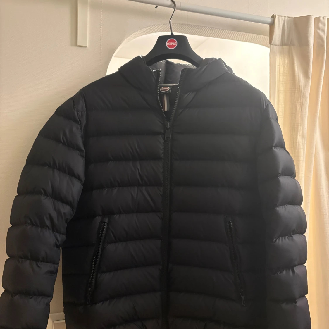 Svart Colmar pufferjacka med luva