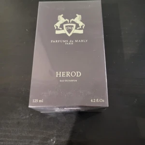 Parfymes de Marley Herod  - En maskulin och klass doft. Perfekt för vinter sässongen. Passar bra för både dag och kväll. Kvitto förekommer  