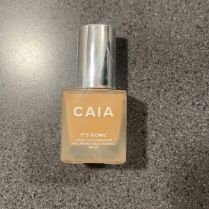 CAIA It's Iconic Foundation 30ml - Säljer caia its iconic foundation i färgen 3n. Den är testad en gång därmed nästan som ny!