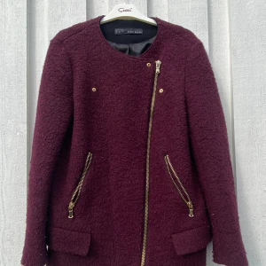 Zara kappa  - Elegant kappa från Zara, köpt second hand. Lite nopprig och därav priset 🌟Storlek XL men sitter fint på mig som har S/M. 