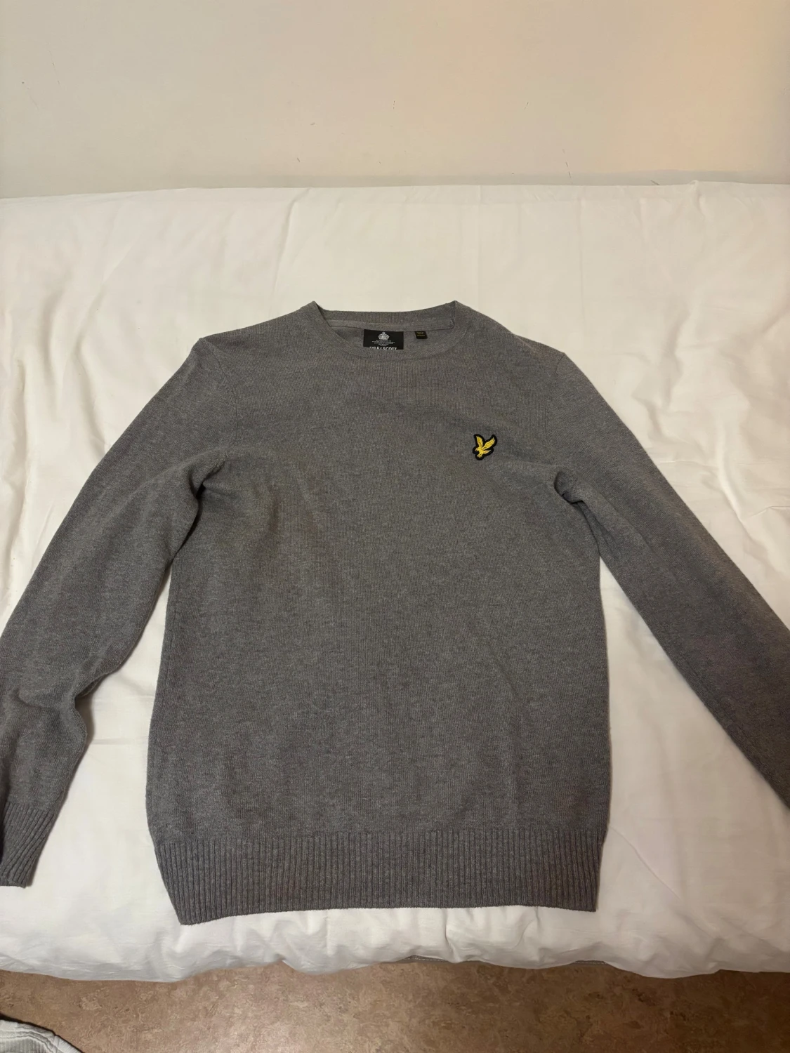 Grå stickad tröja från Lyle & Scott