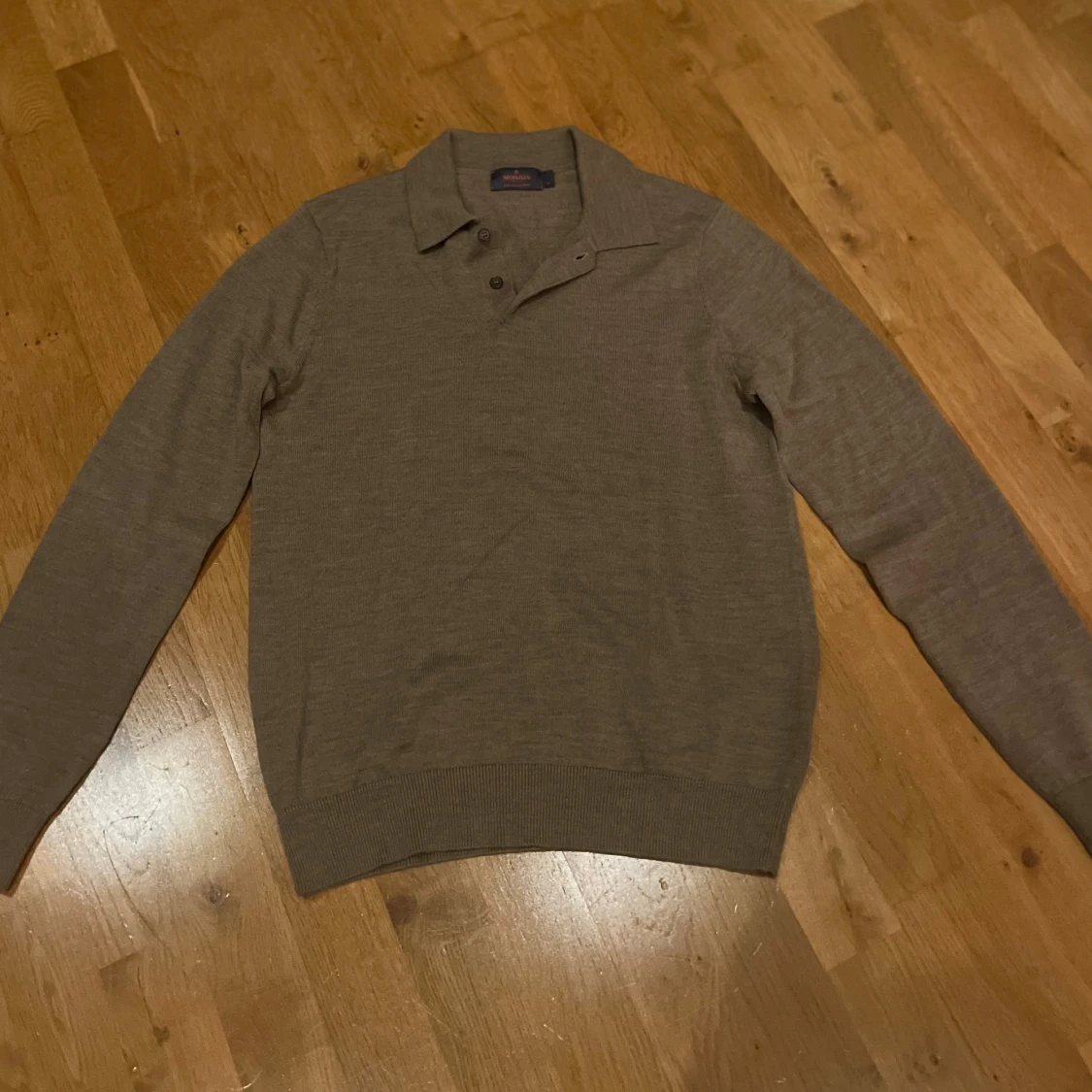 Beige polotröja i merinoull från Morris