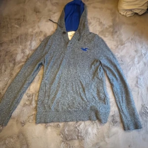 Hollister hoddie knappar vintage  - Väldigt fint skick. Den är perfekt nu inför hösten. Den passar M-L passar mig som är 182. Hör av dig vid frågor 
