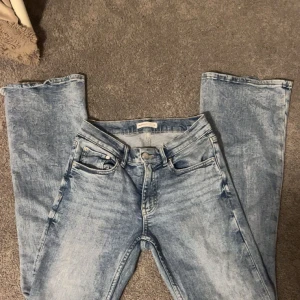 Perfekt ljusblå jeans, raka ben - Snygga ljusblå jeans från Perfect Jeans i storlek 36. Modellen har utsvängda ben och klassisk femficksdesign med knapp och dragkedja fram. Jeansen har en cool tvättad look och är tillverkade i mjukt denim-material som sitter skönt hela dagen.