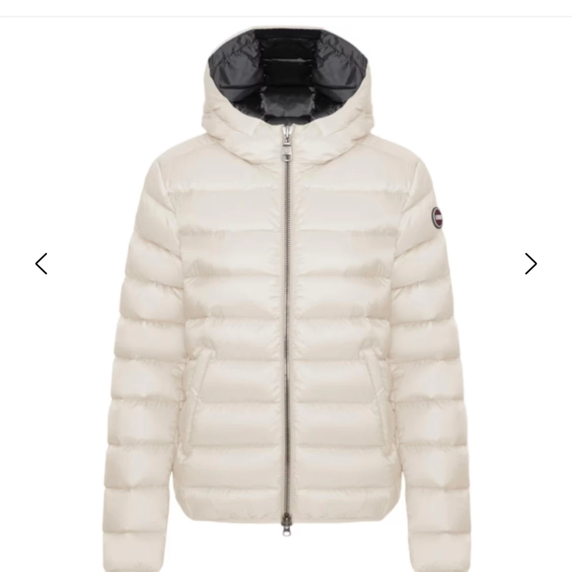 Vit dunjacka med huva från Colmar