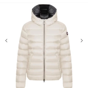 Vit dunjacka med huva från Colmar - Säljer en snygg vit/gräddvit dunjacka från Colmar med huva och hel dragkedja framtill. Jackan har puffad design, två sidofickor och Colmar-logga på ärmen. Perfekt för kalla dagar och riktigt stilren look. Bra skick men använd så lite missfärgning vid ärmarna och en liten fläk på baksidan. Skriv för mer bilder, nypris 4000kr. Strl xs-S