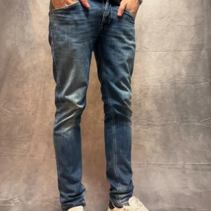 Dondup George Jeans | W34 (fits 32,33 - Sjukt feta dondup George jeans | W34, men passar mindre storlekar | Skick : 8,5/10, inga synliga defekter | Modellen på bilden är 182, 73kg  📦 | Frakt sker samma dag som vid köp (lite beroende på tid) 