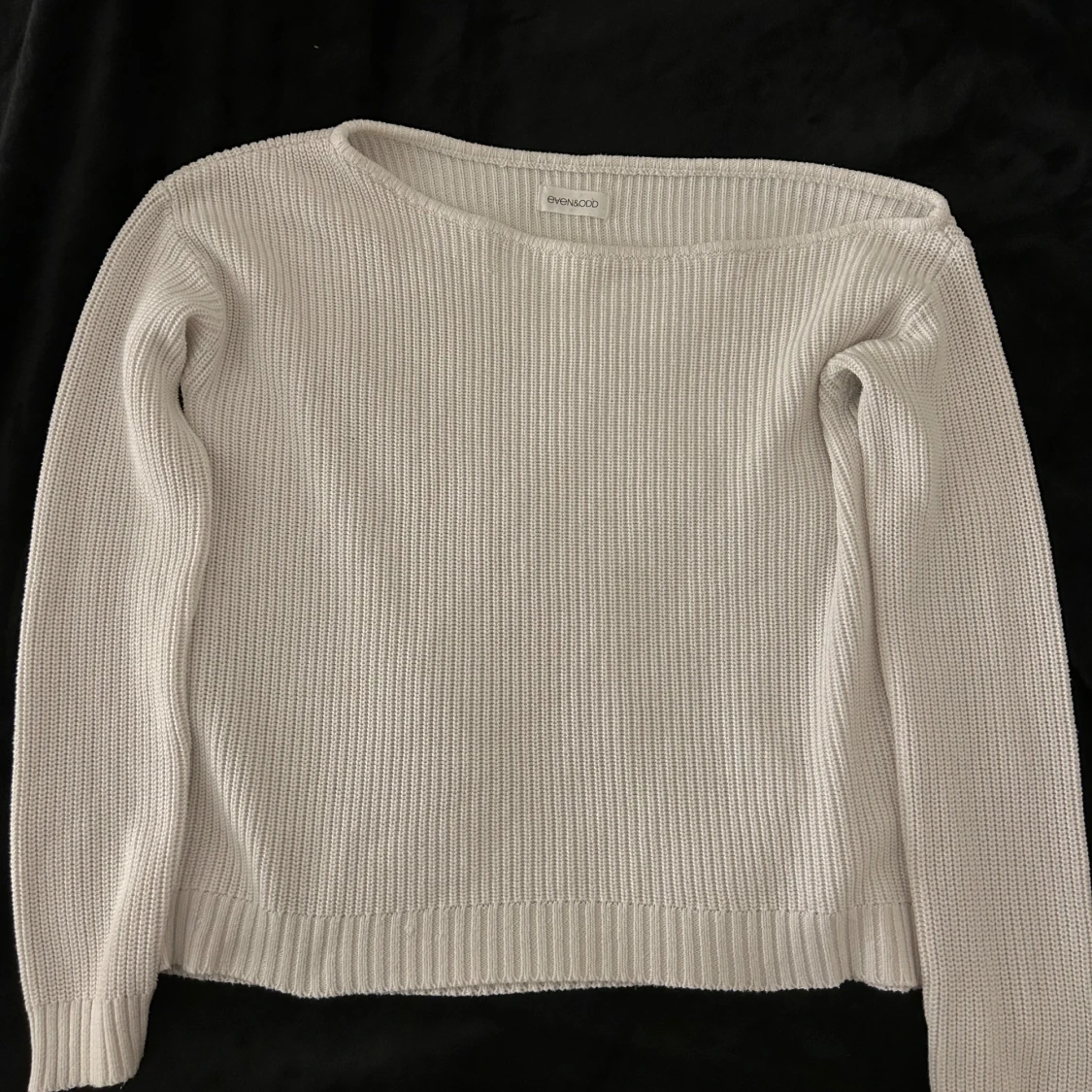 Vit ribbad offshoulder stickad tröja - 1