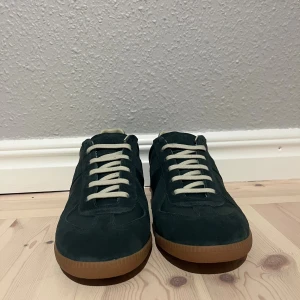 Maison Margielas  - Gröna Maison Margielas ny skick (oanvända) OBS! Inte original, tveka inte på höra av dig vid funderingar, pris kan diskuteras vid snabb affär!